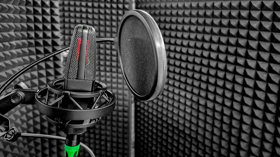 microfone em uma cabine vocal para gravar voz ou vocais